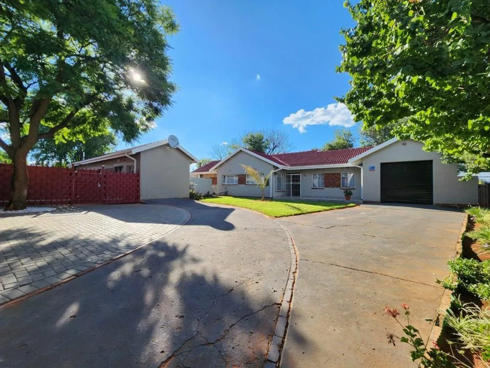 4 Bedroom House for sale in Carters Glen