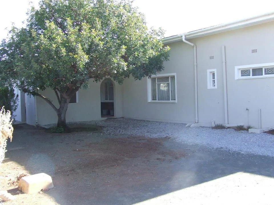 4 Bedroom House for sale in Calvinia