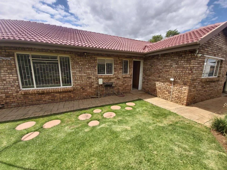 3 Bedroom Townhouse for sale in Meiringspark