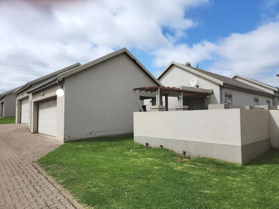 3 Bedroom Townhouse for sale in Die Heuwel Ext 1