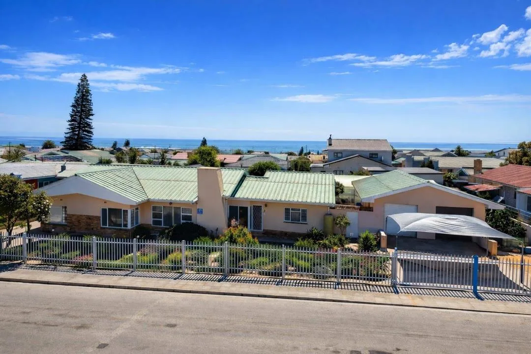 6 Bedroom House for sale in Lamberts Bay