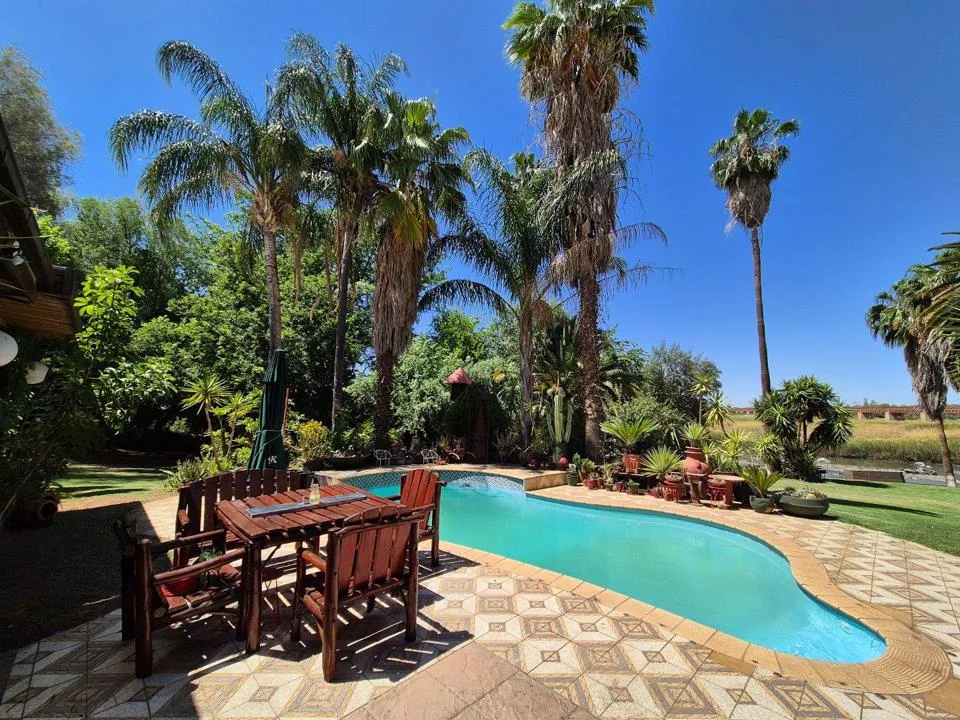 4 Bedroom House for sale in Middelpos