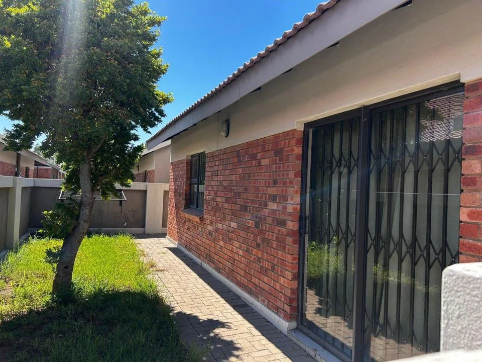2 Bedroom Townhouse for sale in Estoire