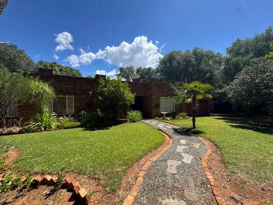 4 Bedroom House for sale in Jan Kempdorp