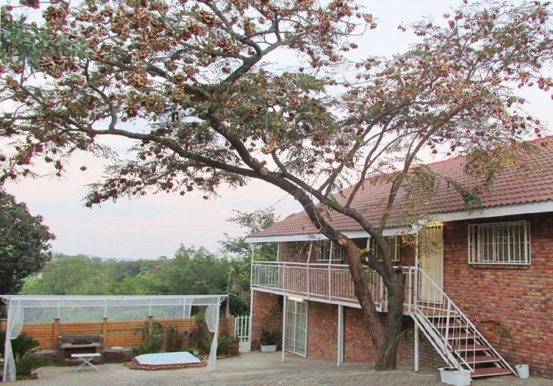 10 Bedroom House for sale in Numbipark