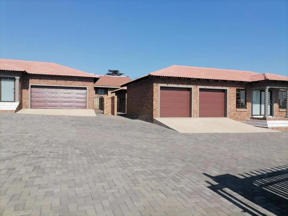 3 Bedroom Townhouse for sale in Ermelo