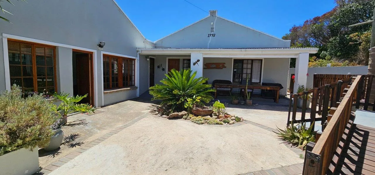 6 Bedroom House for sale in Albertinia