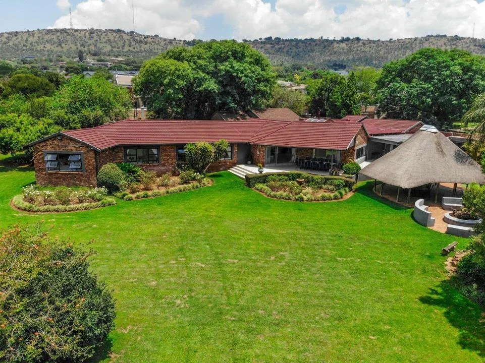 5 Bedroom House for sale in Poortview