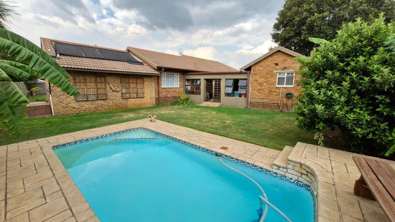 3 Bedroom House for sale in Vaalpark