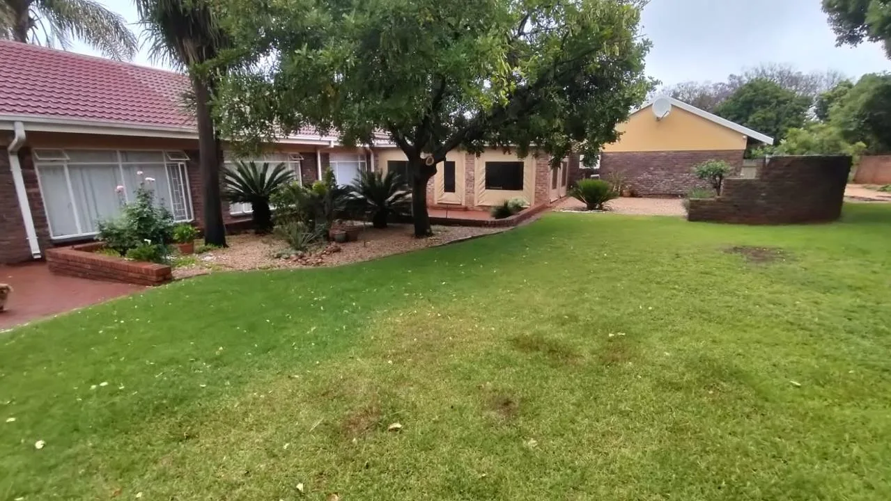 4 Bedroom House for sale in Hartbeesfontein