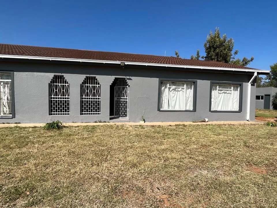 4 Bedroom House for sale in Bainsvlei