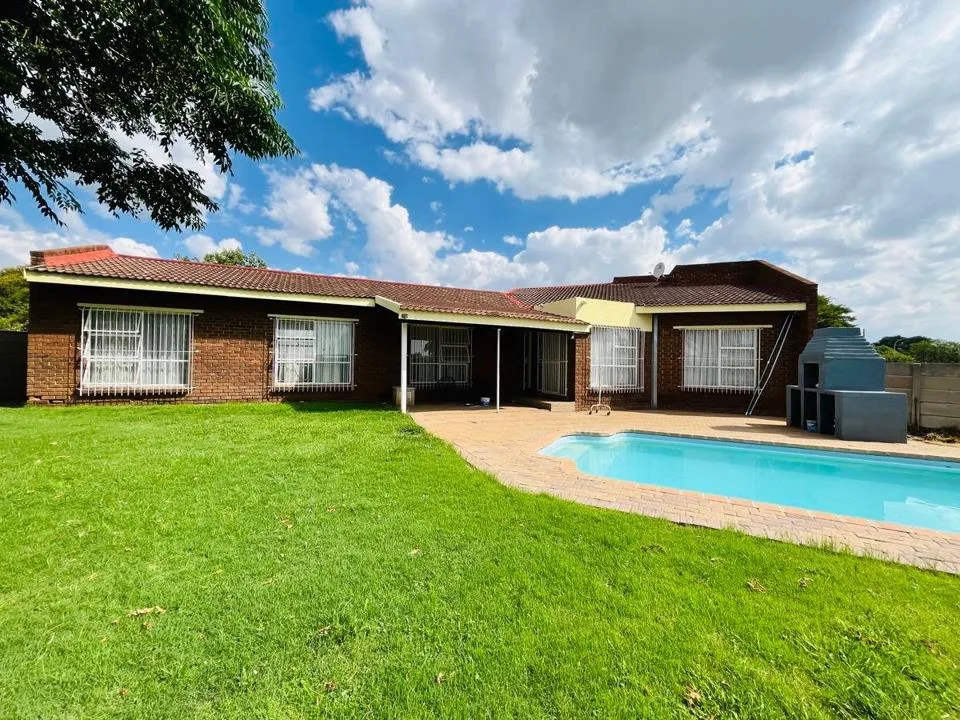 3 Bedroom House for sale in Riebeeckstad