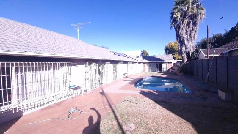 Property for sale in Mayfield Park