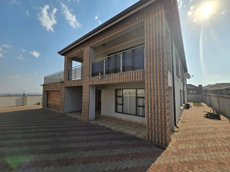 6 Bedroom House for sale in Reyno Ridge