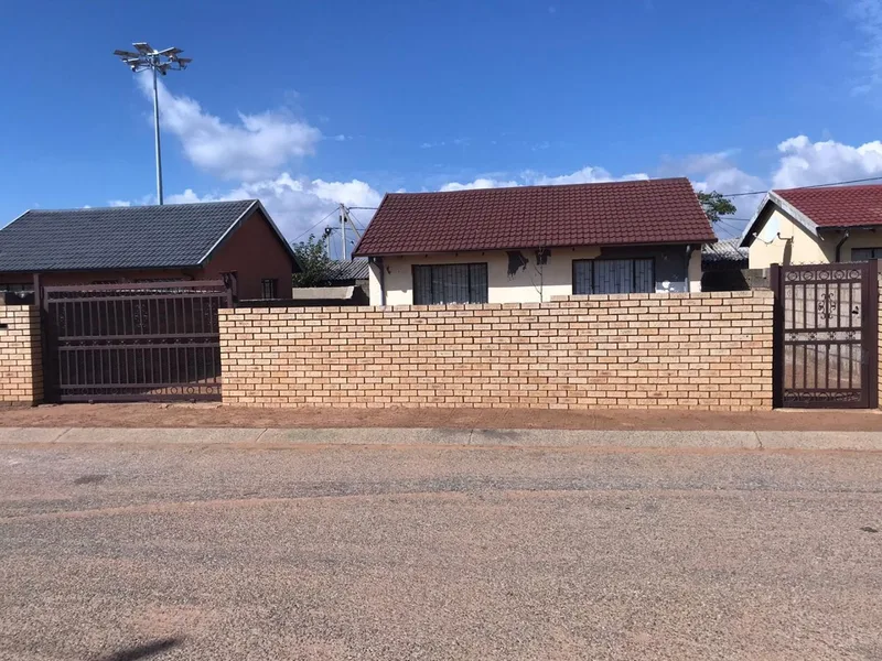 2 Bedroom House in Mohlakeng
