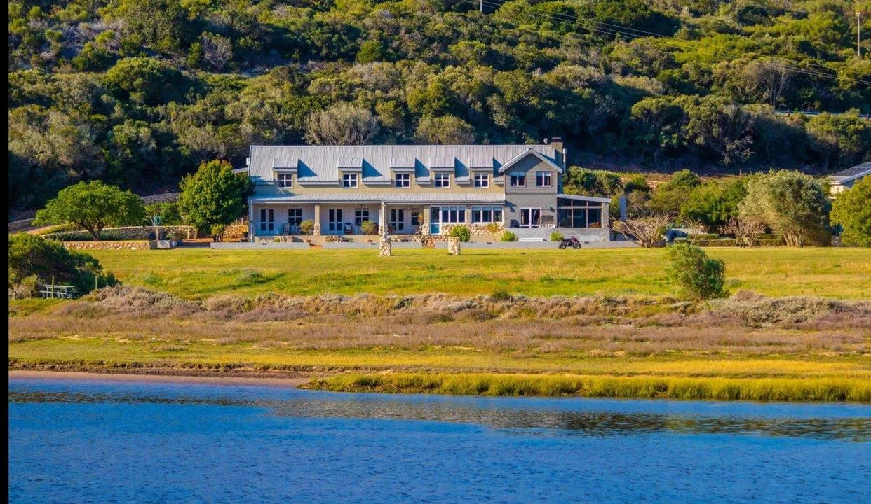 8 Bedroom House for sale in Stilbaai Oos