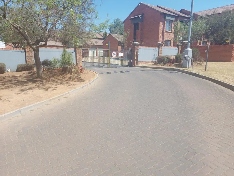 2 Bedroom Townhouse to rent in Mooikloof Ridge