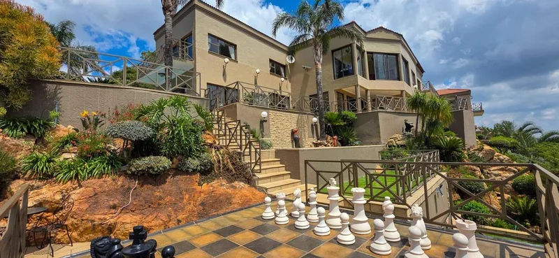 8 Bedroom House for sale in Noordheuwel