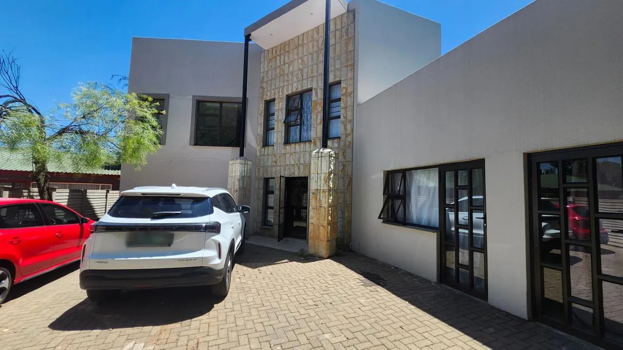 3 Bedroom House for sale in Universitas