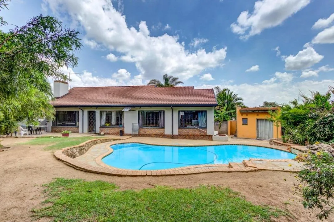 4 Bedroom House for sale in Birchleigh North