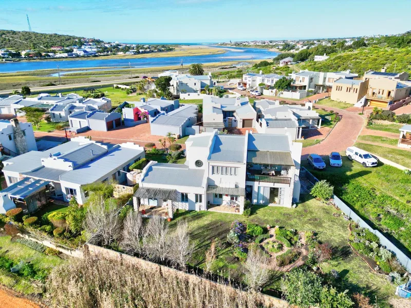4 Bedroom House in Stilbaai Wes