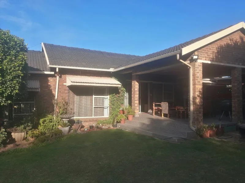 5 Bedroom House for sale in Die Heuwel