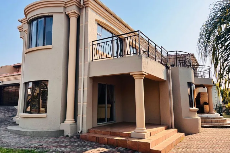 4 Bedroom House for sale in Bankenveld