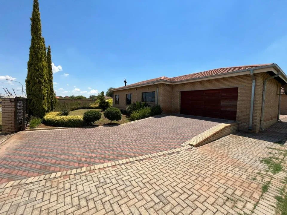 5 Bedroom House for sale in Riebeeckstad