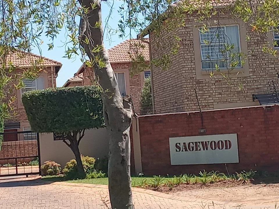 3 Bedroom Townhouse for sale in Heuwelsig Estate