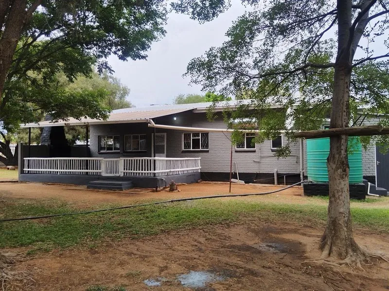 3 Bedroom House for sale in Jan Kempdorp