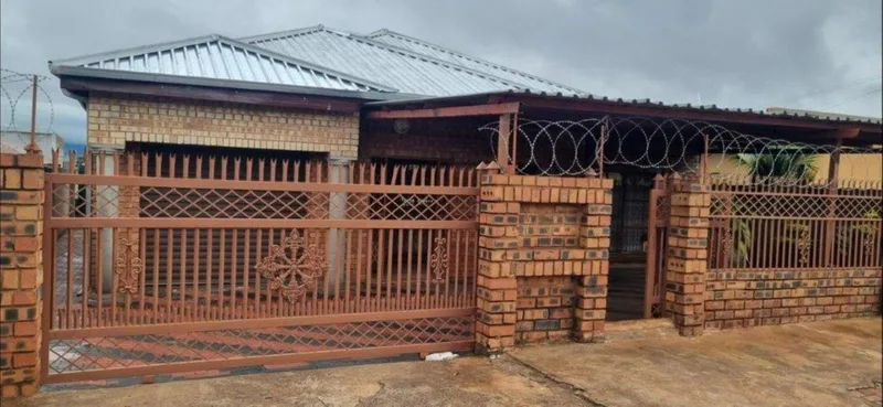6 Bedroom House for sale in Aluta Park