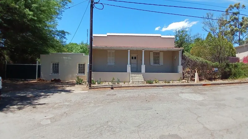 4 Bedroom House for sale in Graaff-Reinet