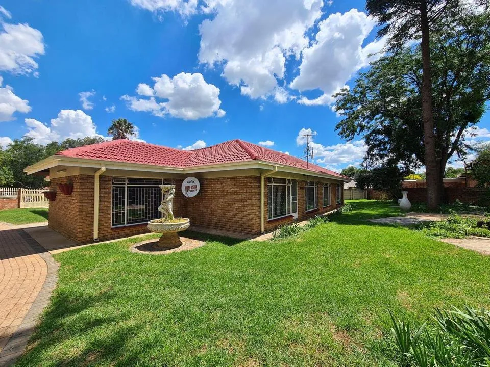 4 Bedroom House for sale in Miederpark