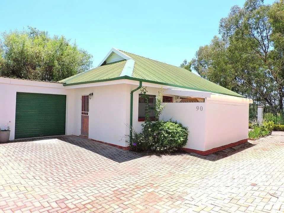 2 Bedroom Townhouse for sale in Donkerhoek AH