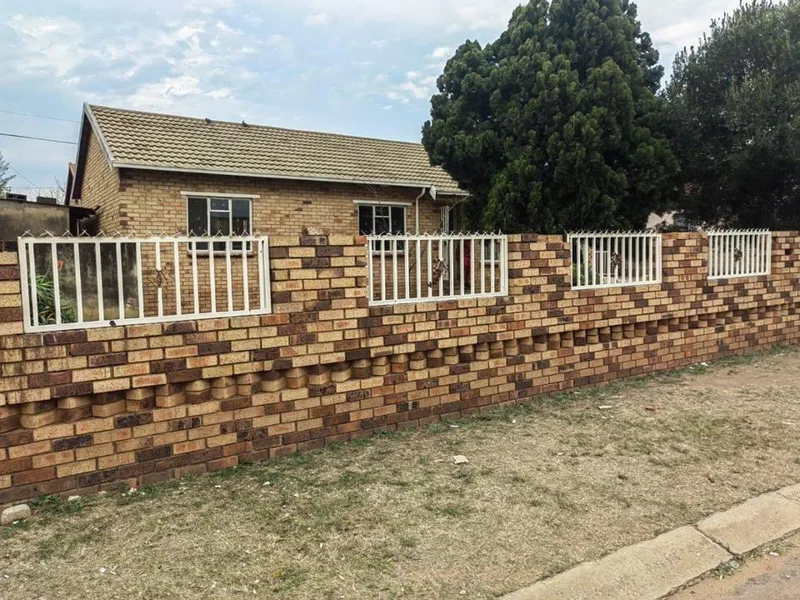 3 Bedroom House for sale in Mohlakeng