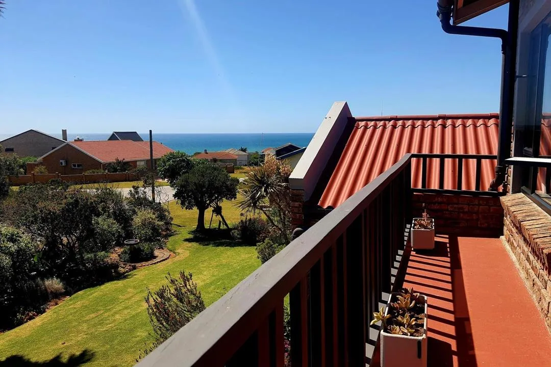 4 Bedroom House for sale in Boggomsbaai