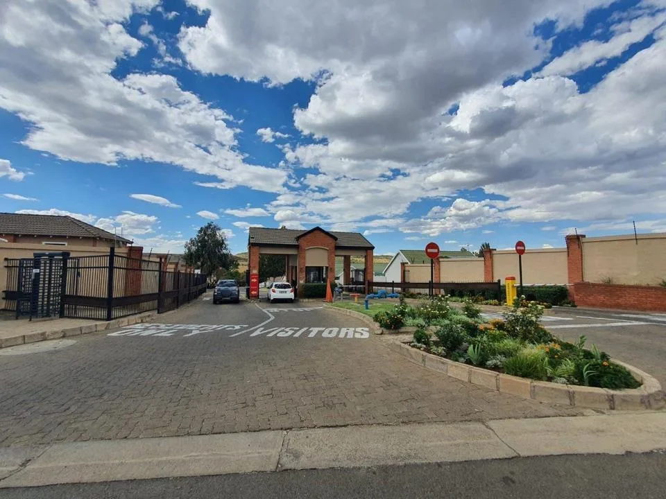 3 Bedroom Apartment / flat for sale in Hillside