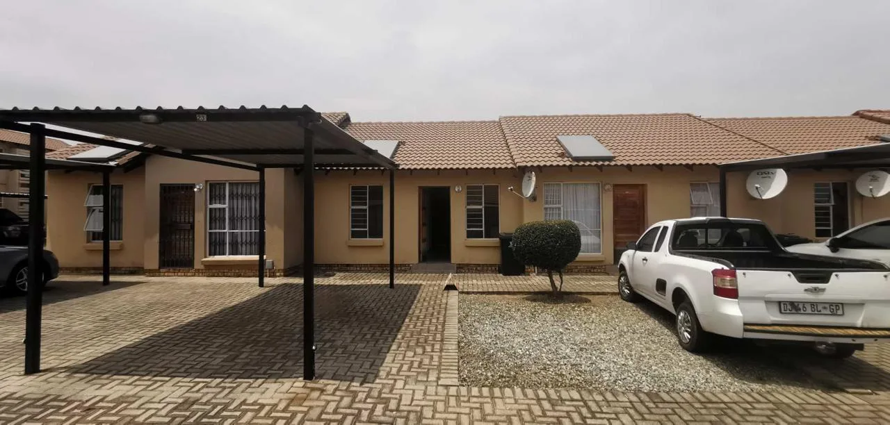 2 Bedroom Townhouse for sale in Albertsdal