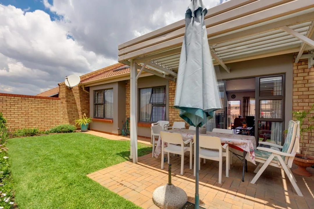 2 Bedroom Townhouse for sale in Olivedale