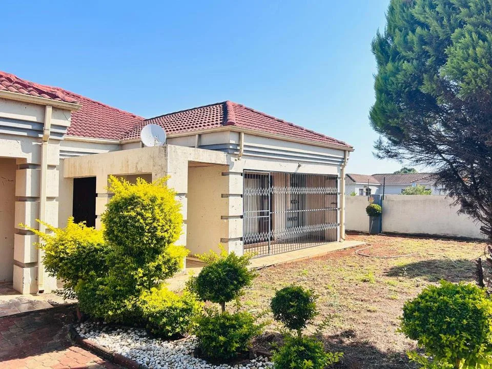 4 Bedroom House for sale in Eltivillas