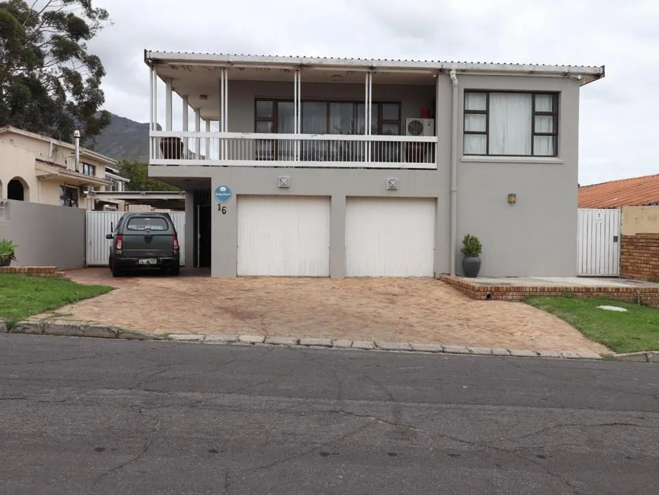11 Bedroom House for sale in Idasvallei