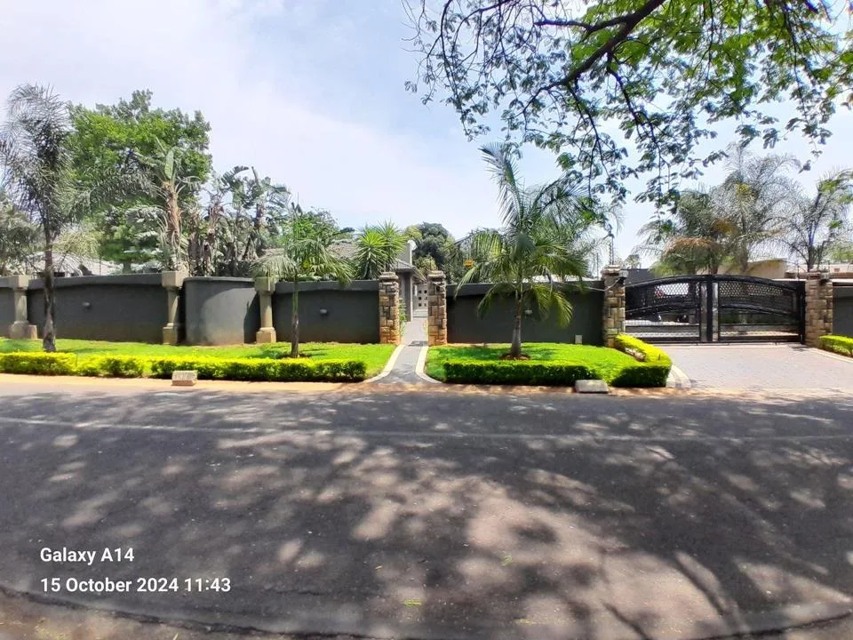 6 Bedroom House for sale in Protea Park