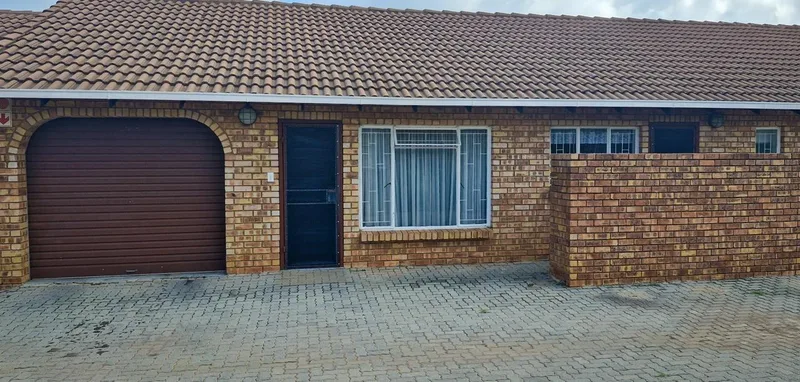 2 Bedroom Townhouse for sale in Die Hoewes