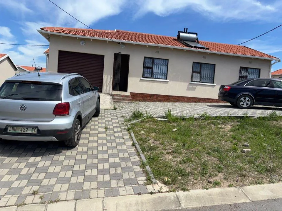 3 Bedroom House for sale in Cove Rock