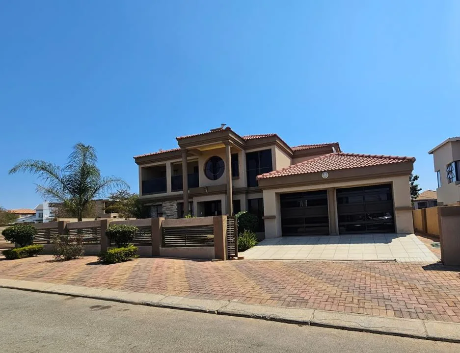 4 Bedroom House for sale in Woodhill Estate