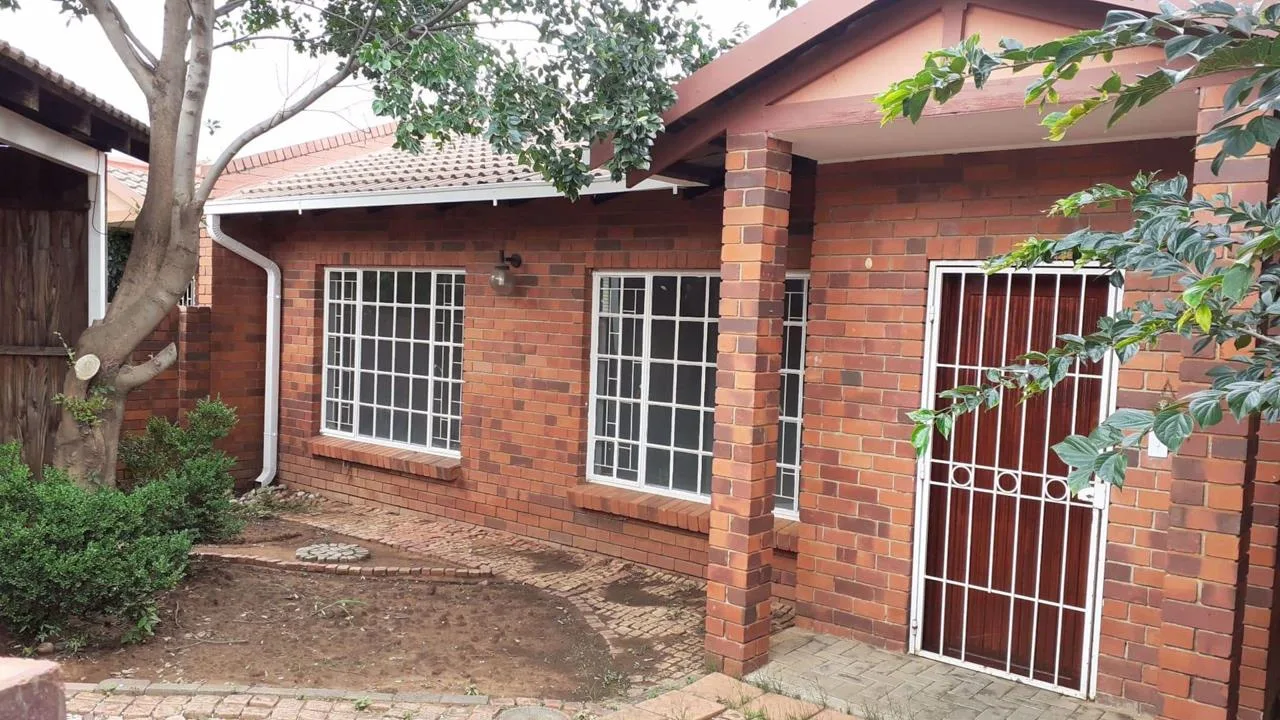 2 Bedroom Townhouse for sale in Langenhovenpark