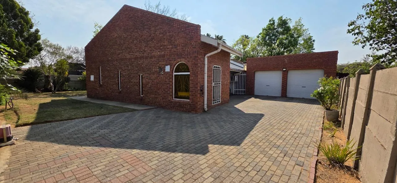 3 Bedroom House for sale in Riebeeckstad