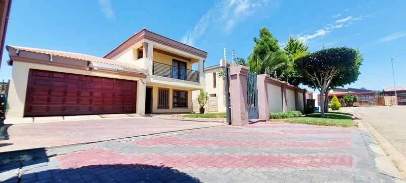 4 Bedroom House for sale in Vista Park