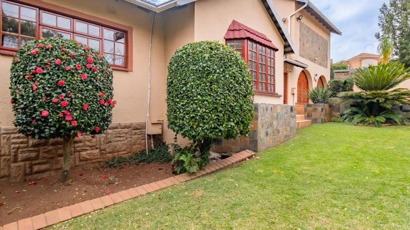 4 Bedroom House in Helderkruin