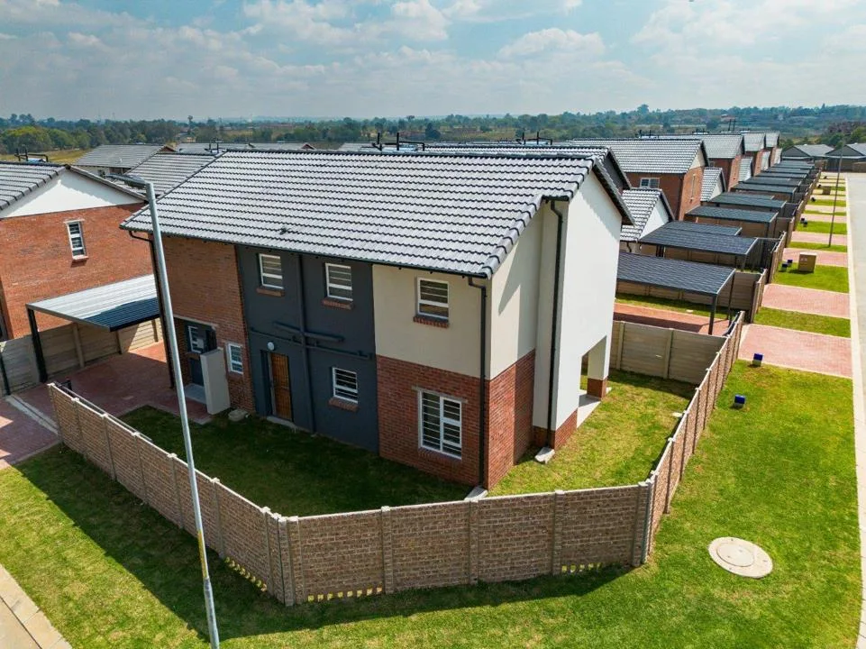4 Bedroom House for sale in Crystal Park